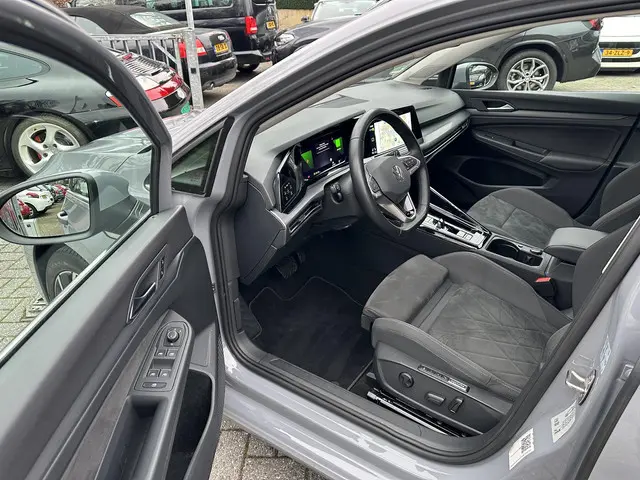 Volkswagen Golf 1.5 eTSI 150PK DSG Style 2023 Benzine 13