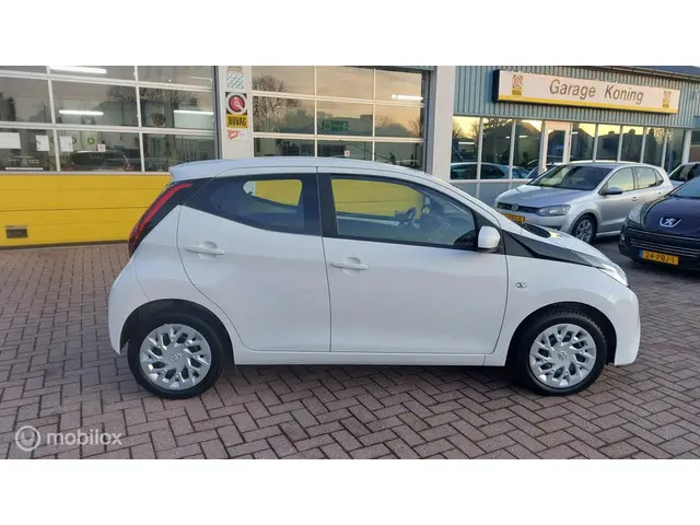 Toyota Aygo 1.0 VVT-i X Play 2022 Benzine 2
