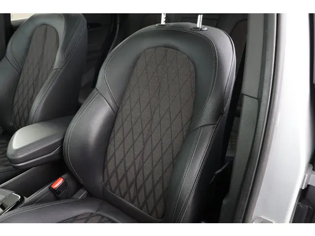 BMW X1 sDrive18i Executive Edition 2020 Benzine 38