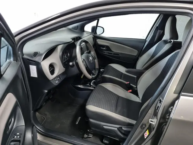 Toyota Yaris 1.3 VVT-i Dynamic Bi-Tone 2016 Benzine 19