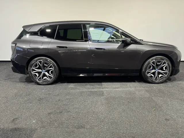 BMW iX 2