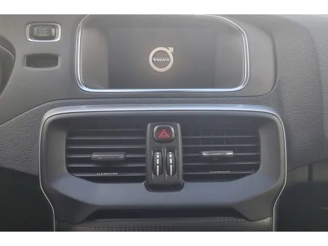 Volvo V40 2.0 D2 R-Design 2017 Diesel 33