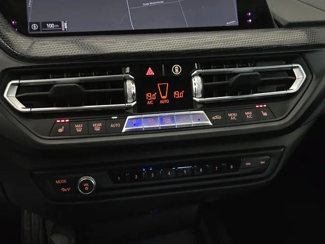 BMW 1 Serie 118i High Executive Edition 2019 Benzine 21