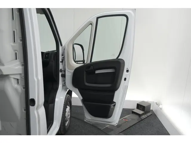 Citroën Jumper 2.2 BlueHDi 120 L2H2 3.0t 2023 Diesel 33