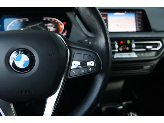 BMW 1 Serie 118i Executive Sportline Aut. 2021 Benzine 33