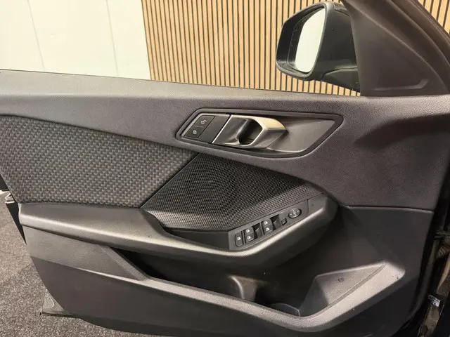 BMW 1 Serie 116i High Executive 2021 Benzine 19