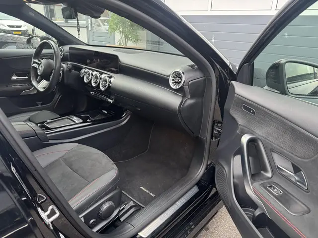 Mercedes-Benz A-Klasse 200 AMG Line 2024 Benzine 23