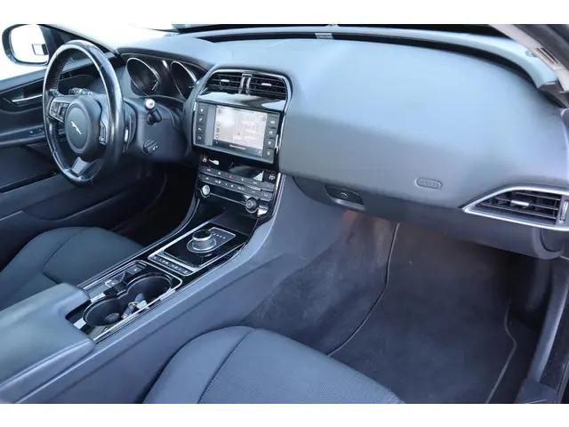 Jaguar XE 2.0 D Pure 2017 Diesel 10