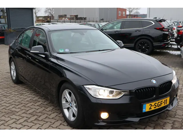 BMW 3 Serie 320i Executive 2013 Benzine 10