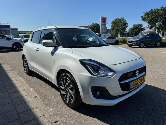 Suzuki Swift 1.2 Style Smart Hybrid 2024 Benzine 4