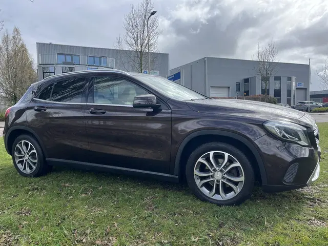 Mercedes-Benz GLA 180 Business 2018 Benzine 8
