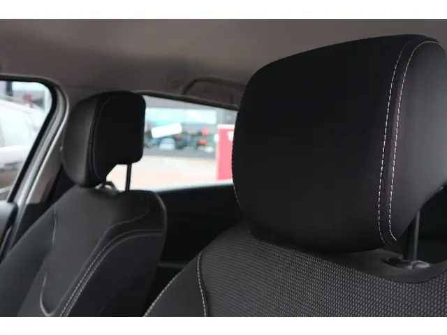 Renault Clio Estate 0.9 TCe Limited 2016 Benzine 7