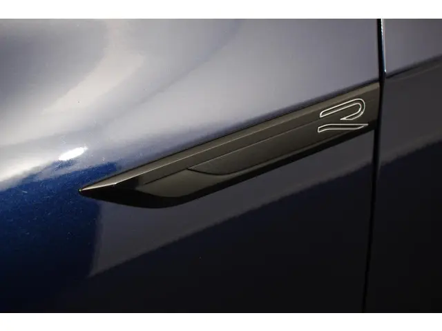 Volkswagen Golf 1.5 eTSI DSG R-Line 2022 Benzine 24