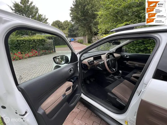 Citroën C4 Cactus 1.2 PureTech Shine 2015 Benzine 15