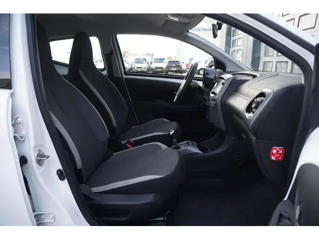 Toyota Aygo 1.0 VVT-i x-play 2021 Benzine 8