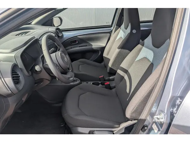 Toyota Aygo X Hybrid 115 play 2026 Hybride Benzine 20