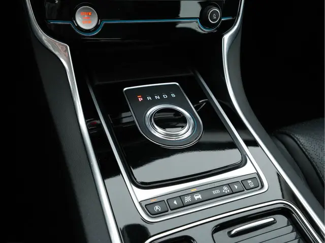 Jaguar XF 2.0 Portfolio 2017 Benzine 13