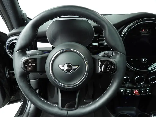 MINI 5-Deurs Cooper 2023 Benzine 16