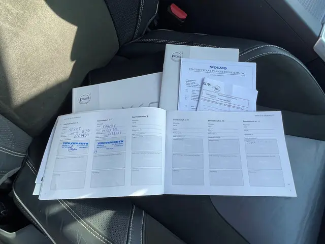 Volvo V60 1.5 T3 Nordic+ R-DESIGN AUTOMAAT 2017 Benzine 36