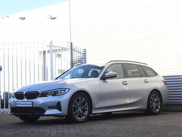 BMW 3 Serie Touring 318i 2020 Benzine 31