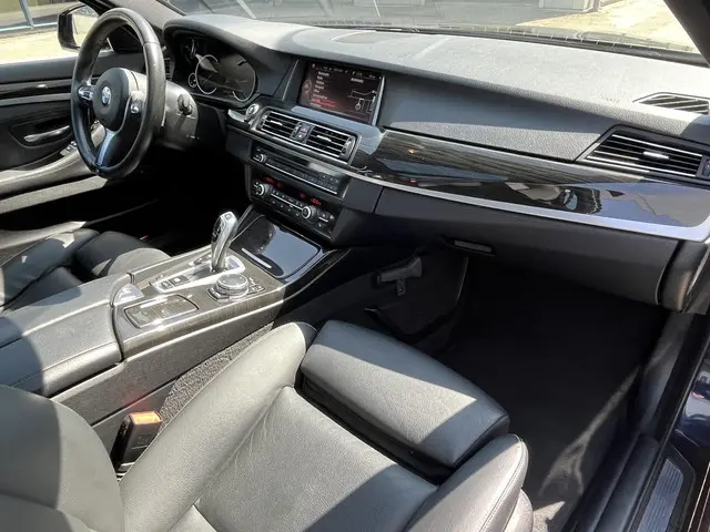BMW 5 Serie Touring 520i High Executive 2015 Benzine 88