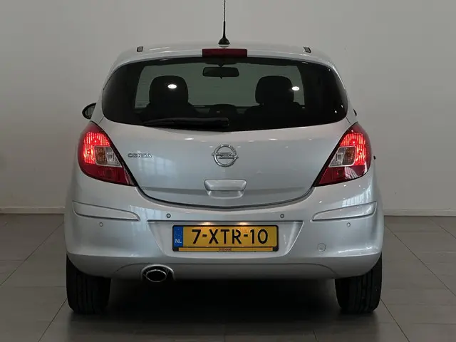 Opel Corsa 1.4-16V BlitZ 2014 Benzine 17