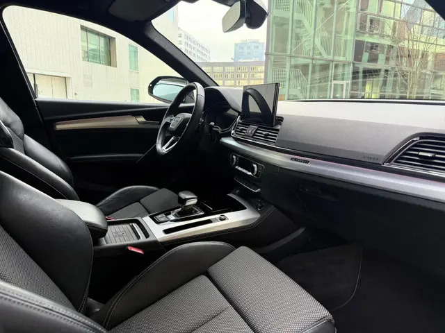 Audi Q5 50 TFSI e S edition 2021 Hybride Benzine 24