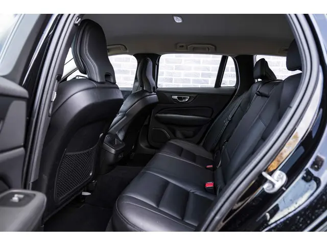 Volvo V60 2.0 B3 Essential Edition 2023 Benzine 8