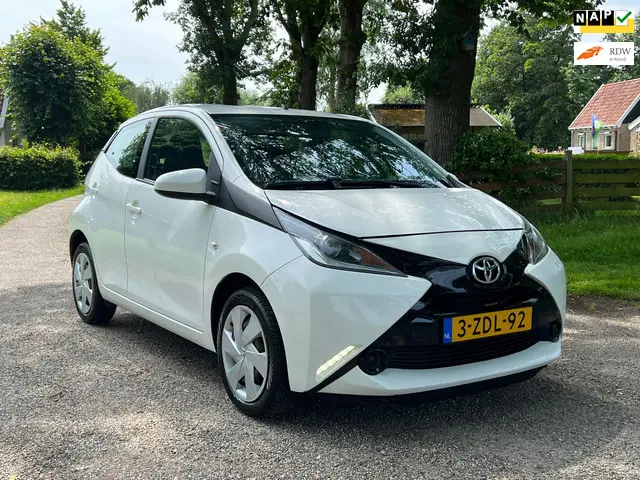 Toyota Aygo 1.0 VVT-i x-play | Cruise + Airco 2014 Benzine