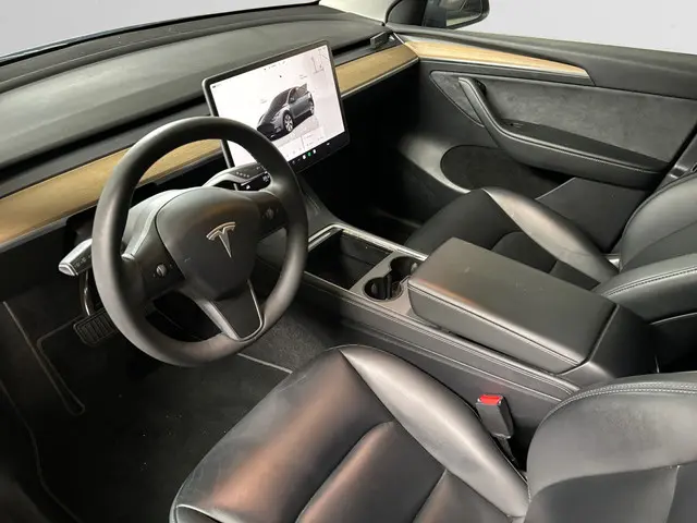 Tesla Model Y 2