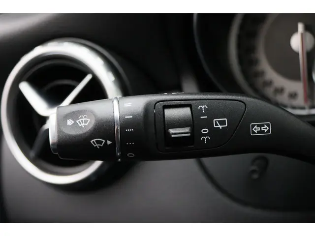 Mercedes-Benz GLA 180 Ambition Automaat 2015 Benzine 31