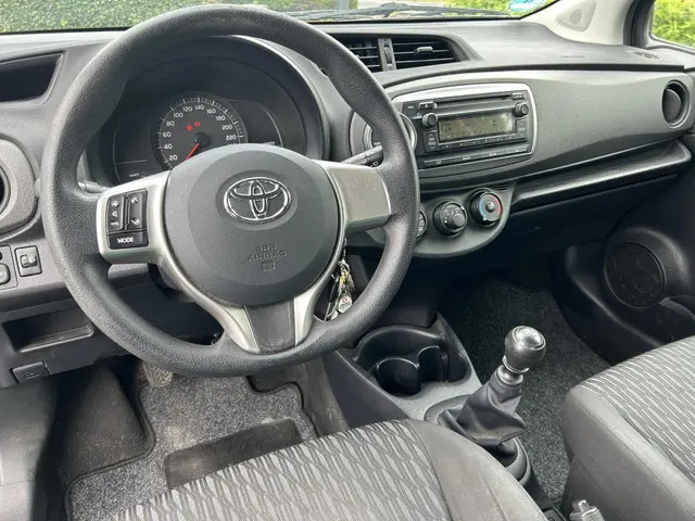 Toyota Yaris 1.3 VVT-i Comfort 2012 Benzine 2