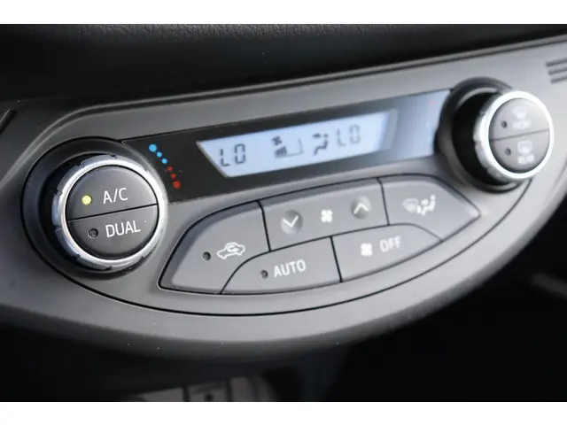 Toyota Yaris 1.5 Hybrid Dynamic, 2017 Hybride Benzine 18