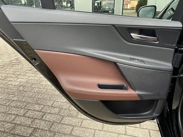 Jaguar XE 2.0 Portfolio 2015 Benzine 23