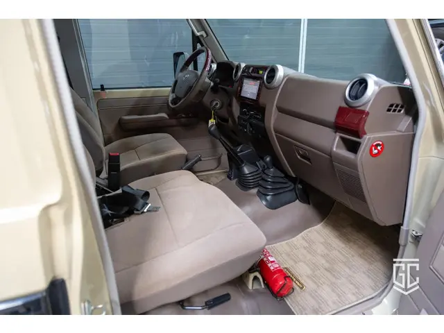 Toyota Land Cruiser GRJ79 Single Cab 2023 2023 Benzine 13