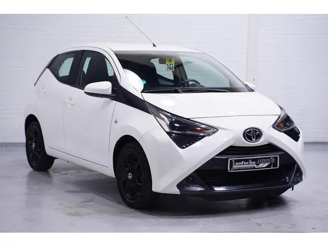 Toyota Aygo 1.0 VVT-i x-play 2020 Benzine 2