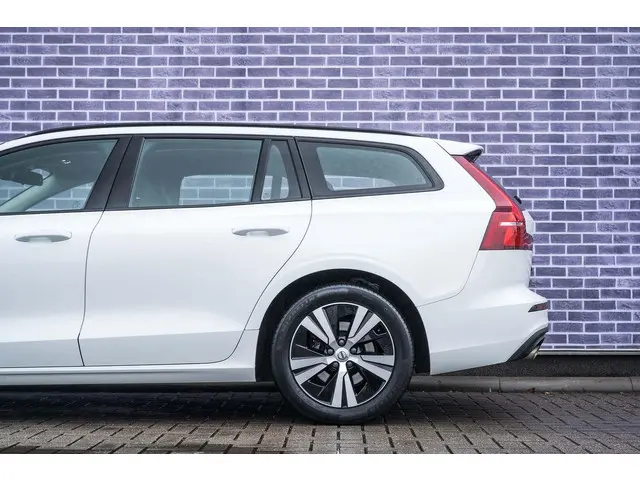 Volvo V60 2.0 B3 Momentum Advantage 2020 Benzine 14