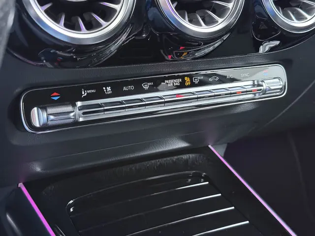 Mercedes-Benz GLA 180 AMG line 2021 Benzine 36