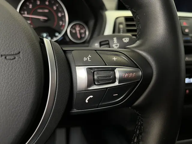 BMW 3 Serie Touring 320i M-sport 2017 Benzine 37