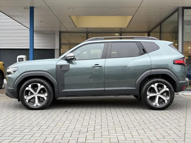Dacia Duster 1.6 Hybrid Journey 2025 Hybride Benzine 8