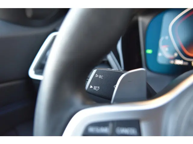 BMW 3 Serie Touring 320i Business Edition 2022 Benzine 30