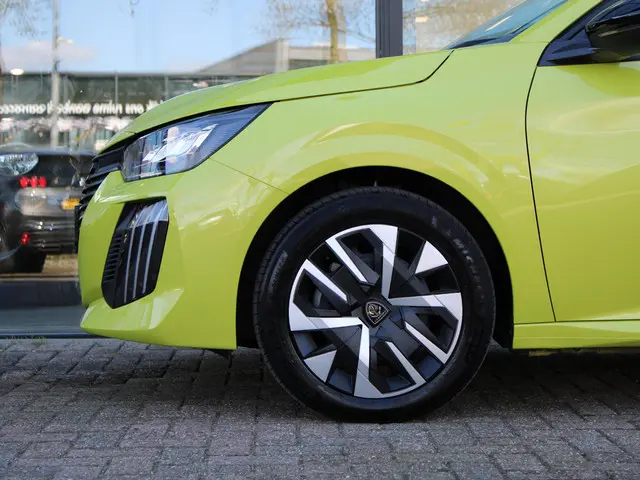 Peugeot 208 1.2 PureTech 100 Active 2024 Benzine 20