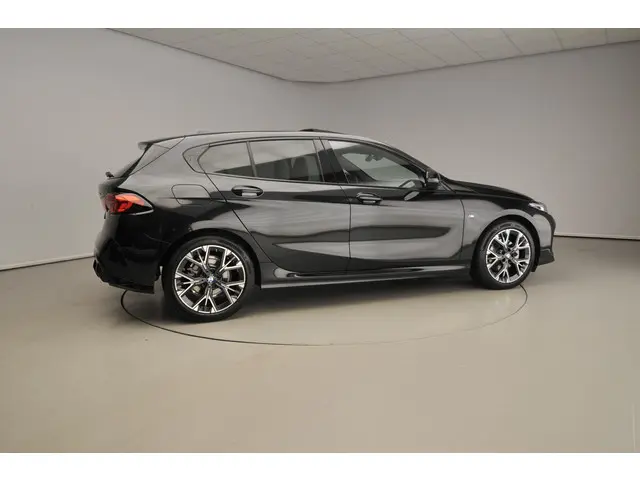 BMW 1 Serie 120 2025 Benzine 4