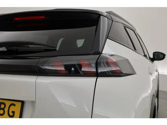 Peugeot 2008 1.2 PureTech GT Pack 2021 Benzine 35