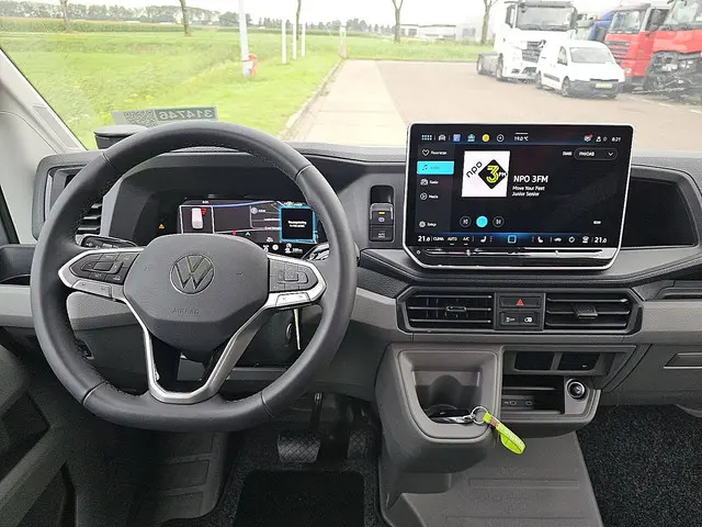 Volkswagen Crafter 35 2.0 2024 Diesel 8