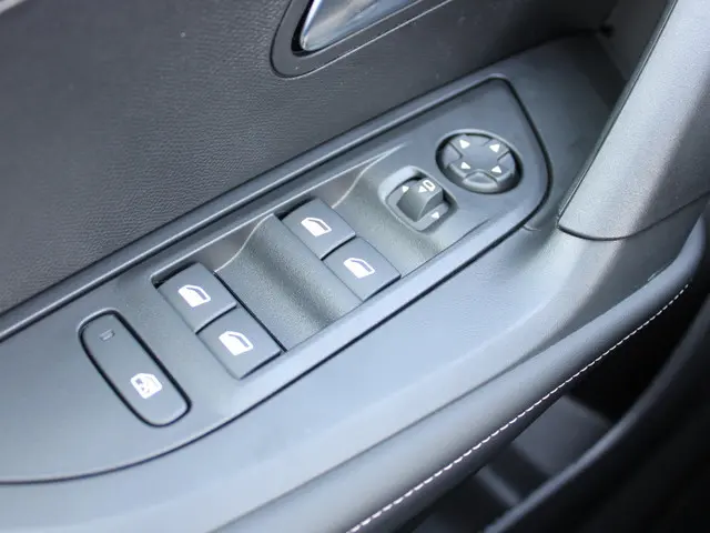 Peugeot 2008 HYBRID 145 ALLURE 2025 Hybride Benzine 28