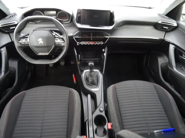 Peugeot 2008 1.2 PureTech Active 2022 Benzine 11