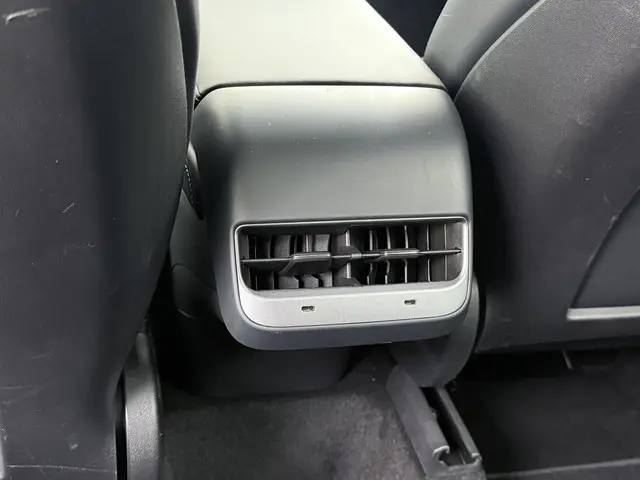 Tesla Model Y Long Range AWD 75 kWh 2022 Elektrisch 22