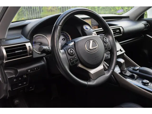 Lexus IS 300h Business Line Pro 2013 Hybride Benzine 8