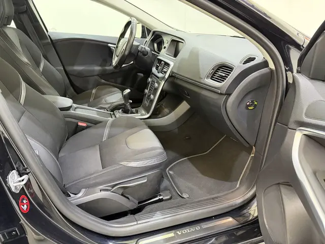 Volvo V40 V-40 1.6 T2 Momentum Navi 2014 Benzine 17